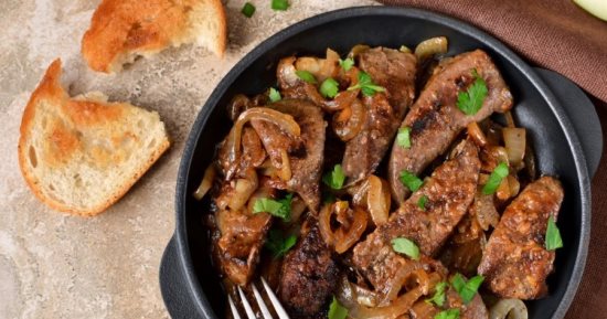 منيو إفطار 20 رمضان.. طريقة عمل شرائح اللحم بالبصل والحلو تشيز كيك بالكنافة