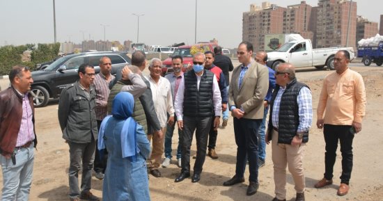 محافظ القليوبية يتابع رفع القمامة فى القطاوى بشبرا الخيمة.. صور