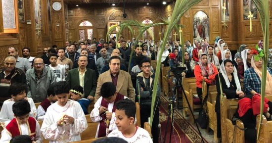 أقباط بورسعيد يؤدون قداس "أحد الزعف" فى أجواء من البهجة.. صور