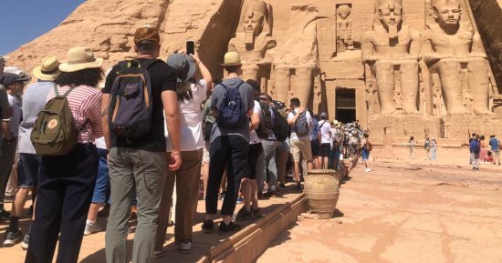 16 ألف سائح أجنبى.. معابد أبو سمبل تستقبل زوار العالم