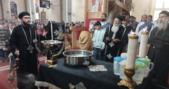 كنائس الإسكندرية تبدأ صلاة الجناز العام وأسبوع الآلام بعد انتهاء القداس.. صور