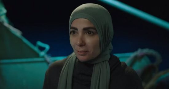 تحت الوصاية الحلقة 3.. منى زكى تحتوى مشادة بين الصيادين بمركبها.. وتنجح فى إصلاح الشبك بعد حدوث قطع به.. والمركب يتعطل بمنتصف البحر وتنجح فى اصطياد السمك.. ودياب يراقب مها نصار