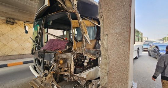رفع أتوبيس اصطدم بعمود خط مترو أنفاق الجيزة لمنطقة نفق الهرم.. صور