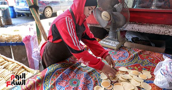 فرحة رمضان.. أفران القطايف تزين شوارع مصر