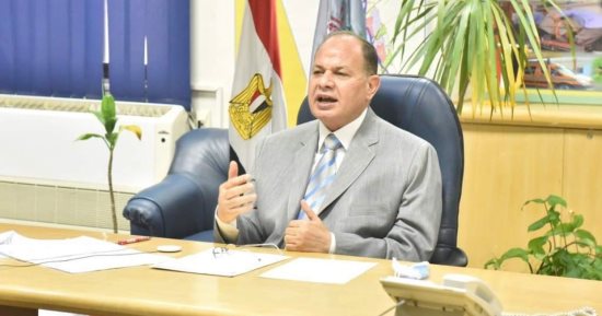 محافظ أسيوط يستوقف سيارتا نقل خالفتا تعليمات المرور بالسير بدون رخصة قيادة