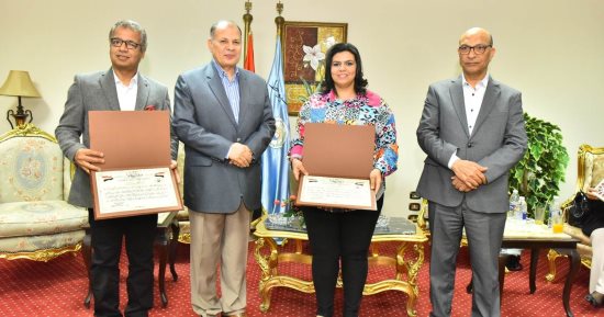 محافظ أسيوط يكرم المتميزين بالجامعة والتربية والتعليم.. صور