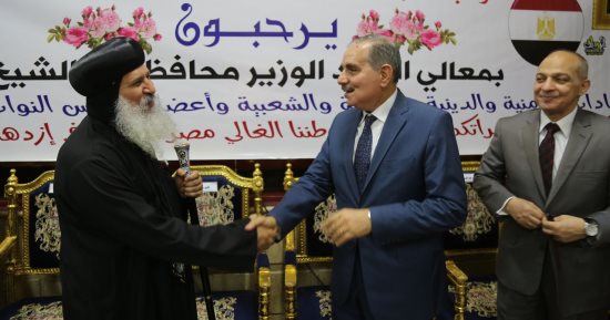 محافظ كفر الشيخ يهنئ الأنبا ماركوس بعيد القيامة.. صور