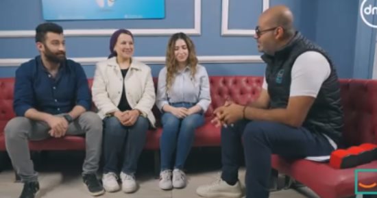 برنامج حياة كريمة يبرز قصة سيدة وزوجها يبيعان شباشب فى الشارع بمكسب 5 جنيهات للإنفاق على أولادهما.. يسلط الضوء على أسرة طبية تعمل خيرا كثيرا لغير القادرين.. وطبيبة: نجرى عمليات جراحية مجانا بالاتفاق مع مستشفيات