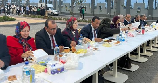 رئيس جامعة المنصورة الجديدة يشارك اتحاد طلاب الجامعة الإفطار للعام الثانى