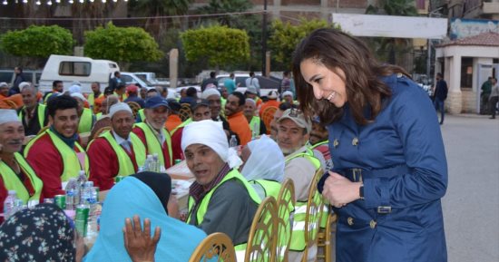 نائب محافظ البحيرة تكرم 161 عاملا على هامش إفطار جماعى لعمال النظافة