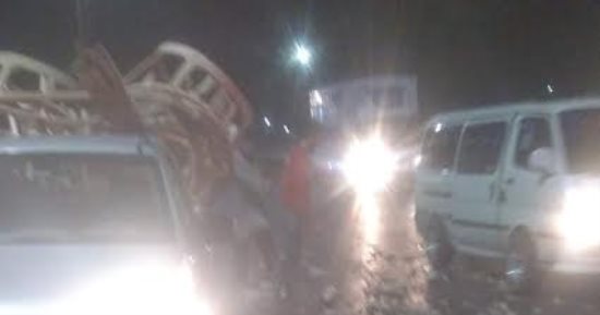 انقلاب سيارة نقل محملة ببصل أعلى كوبري الفحص في طريق الإسكندرية الزراعى