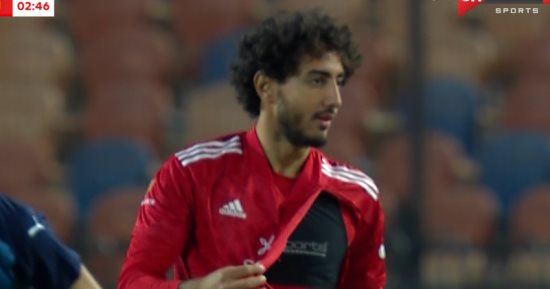 تمزيق قميص محمد هانى بعد الشد من رمضان صبحى بنهائى الكأس