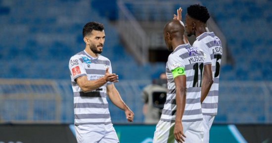 الطائي يفاجئ الهلال بثنائية في 10 دقائق بالشوط الأول بالدوري السعودي