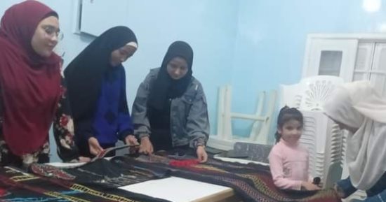 ثقافة الوادى الجديد: ختام فعاليات ورشة التدريب على حرفة الثوب الواحاتى بقرية القصر