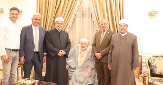 أحمد عمر هاشم فى أول ظهور بمنزله عقب خروجه من المستشفى.. صورة