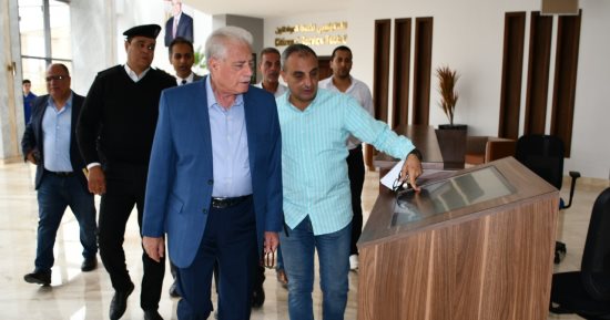 فوده يتابع عمل المركز التكنولوجى بمبنى مجلس مدينة شرم الشيخ الرقمى الجديد