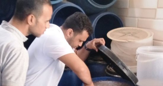 ضبط 26 طنا من منتجات المخلل غير صالحة للاستهلاك الآدمى بأسوان.. صور