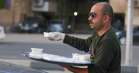 "رز بلبن وفريسكا".. شباب المعادي يستقبلون ضيوف الرحمن بالحلويات
