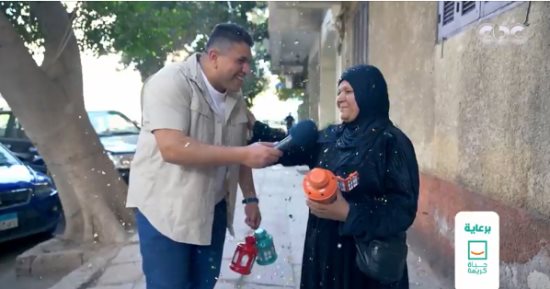 "ناسها البسيطة" يدخل الفرحة على الحاجة سامية ويهديها مبلغا ماليا.. فيديو