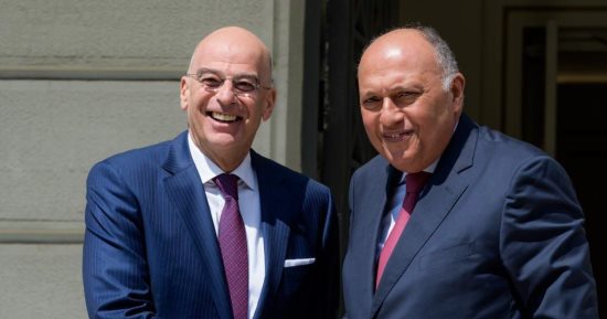 مباحثات مصرية يونانية فى أثينا.. وزير الخارجية يبحث تعزيز التعاون فى منتدى شرق المتوسط.. يؤكد أهمية الاعتماد على مصر كنقطة انطلاق للسوق العربى والأفريقى.. ينقل رسالة شفهية من الرئيس السيسي لرئيس وزراء اليونان