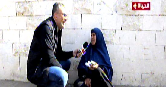 "واحد من الناس" يهدى بائعة مناديل 10 آلاف جنيه لدعمها فى تجهيز زواج ابنتها