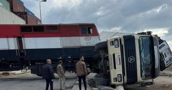 مصرع شاب في حادث تصادم قطار مع سيارة نقل بدمياط