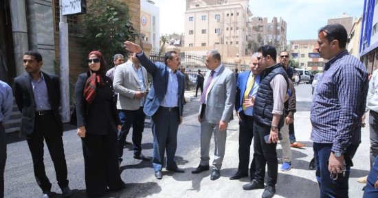 محافظ سوهاج يتفقد أعمال الرصف الجارية بشوارع مدينة طهطا