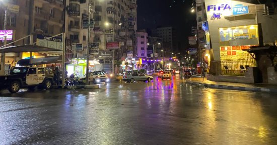 أمطار غزيرة تضرب محافظة الدقهلية مع ارتفاع الأمواج بمياه البحر