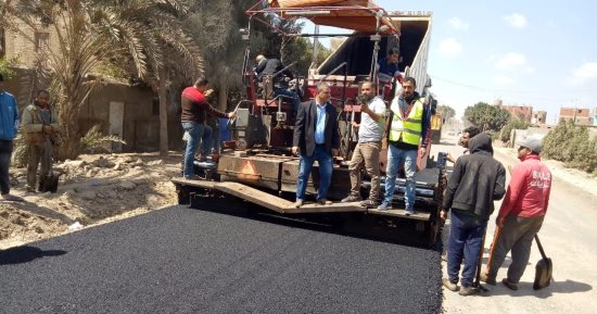 البدء فى رصف طريق أشمون - سنتريس فى المنوفية.. صور 