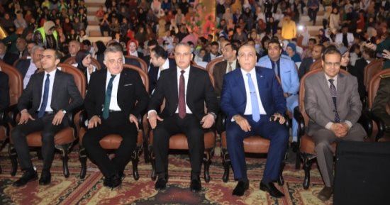 محافظ سوهاج يشهد فعاليات الحفل الفني بالمسرح الروماني.. صور