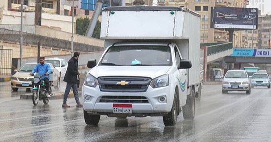 المرور: الطرق لم تتأثر بالأمطار.. وحركة السيارات تسير بانتظام