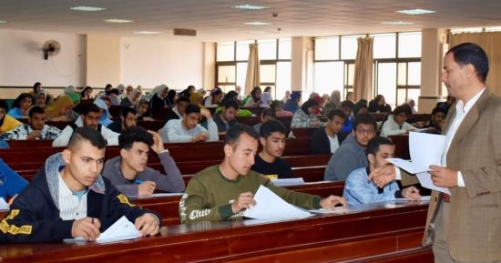 طلاب البرامج المميزة بـ آداب طنطا يؤدون امتحانات الميدتيرم