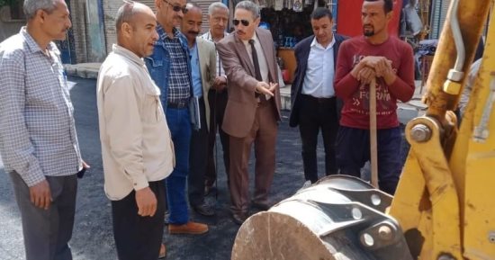 الوحدة المحلية لمركز أبوقرقاص بالمنيا تتابع أعمال الرصف بحى شرق المدينة