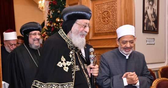 الإمام الأكبر يهنئ البابا تواضروس الثانى بعيد القيامة هاتفياً 