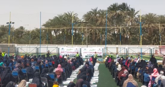 "كتف في كتف".. احتفالية لتوزيع كراتين رمضان على 350 أسرة بقرى أسوان