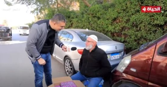 عمرو الليثي يهدي مواطنا سوريا في أكتوبر 7 آلاف جنيه ببرنامج "واحد من الناس"