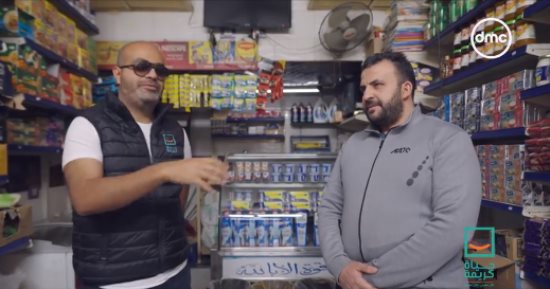 برنامج "حياة كريمة" يسلط الضوء على بائع مخللات ولديه أولاد مرضى.. يهدى البائع 30 ألف جنيه لعلاج أبنائه وتعليمهم.. ويعرض قصة محل يوزع سلع مجانا على المحتاجين ويتبرع بمبلغ لشراء سلع وتوزيعها على المحتاجين