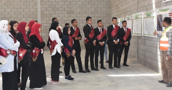 طلاب جامعة الأقصر يزورون المنطقة الصناعية بالبغدادى .. صور