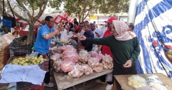 منافذ البيع الحكومية فى الوادى الجديد تقضى على احتكار السلع.. 40 منفذا لطرح اللحوم والأسماك والخضروات والفاكهة بتخفيضات تصل 30%.. وشوادر مجانية للتجار مقابل خفض السعر.. وكوبونات لدعم الأسر الأكثر احتياجا.. صور