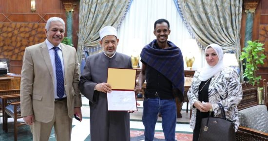 شيخ الأزهر يكرم السودانى منقذ سيدة القطار ويوجه بعلاجه على نفقة الأزهر