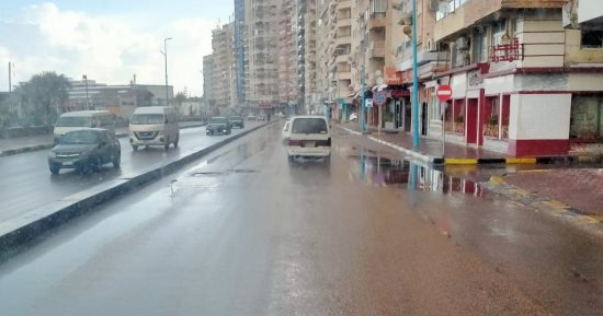 عودة"مؤقتة" لأجواء الشتاء..برد قارس وأمطار متوسطة ورعدية على عروس البحر المتوسط..انخفاض درجات الحرارة ورياح تصل سرعتها 60 كم.. محافظة الإسكندرية ترفع الطوارئ والصرف الصحى تنشر 150 سيارة لشفط تجمعات المياه.. صور