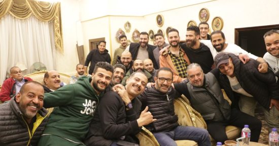 نجوم مسلسل "حرب" يشاهدون الحلقة الأولى من داخل موقع التصوير بصحبة السقا وفراج.. صورة
