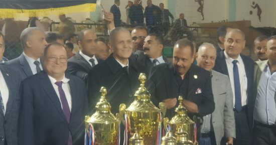 نائب وزير الكهرباء يكرم الفائزين بالدورة الرمضانية الخامسة للعاملين.. صور