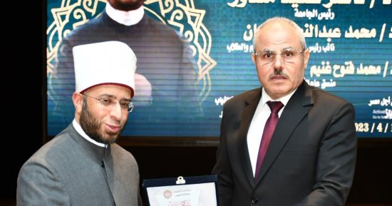 أسرة طلاب من أجل مصر بجامعة قناة السويس تكرم الشيخ أسامة الأزهرى