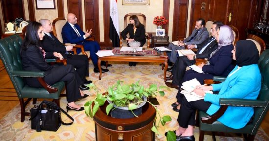 وزيرة الهجرة تلتقى رئيس جهاز تنمية المشروعات الصغيرة لبحث التعاون المشترك