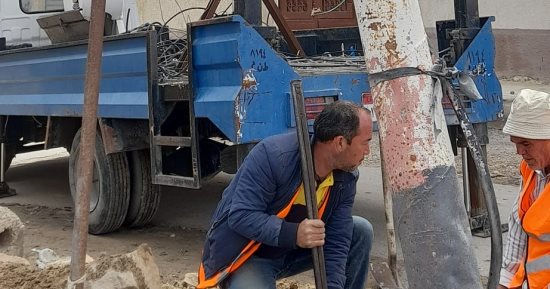 تنفيذ صيانة عاجلة لأعمدة وأسلاك كهرباء تأثرت من قوة الرياح بالعريش