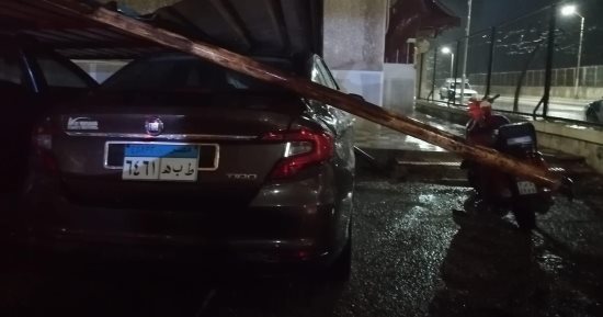 تهشم سيارات سقط عليها سقف جراج نتيجة سوء الأحوال الجوية في بورسعيد.. صور