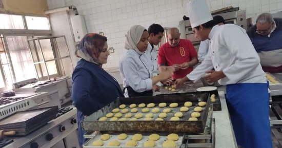 إنتاج طلاب المدارس الفنية الفندقية لكحك وبسكوت العيد.. صور