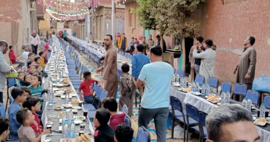 أهالى قرية مجريا بالمنوفية ينظمون أطول مائدة إفطار جماعى فى شهر رمضان.. صور