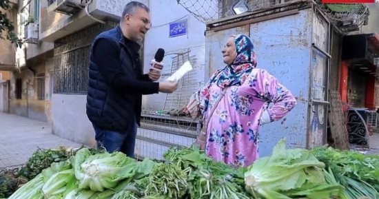 "واحد من الناس" يجبر بخاطر بائعة خضار ويهديها مبلغًا ماليا